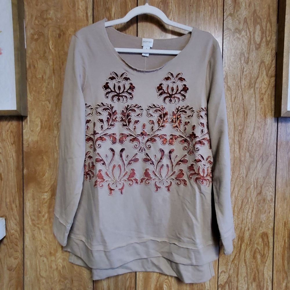 Zenergy by Chico's | Taupe Applique 3/4 Sleeve Top | Size 1/M/8, NWT